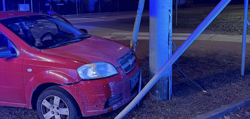 Nocna kolizja na Jagiellońskiej. Kierująca bez prawka, auto bez przeglądu i OC