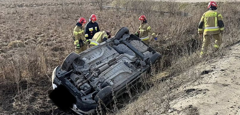 Dachowanie na DK61 w Michałowie-Reginowie. Citroen w rowie, jedna osoba w szpi...