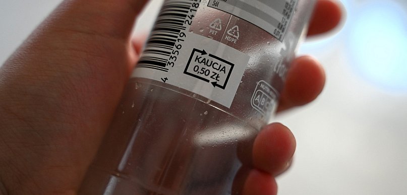 Płacimy kaucję przy zakupie i... nie oddajemy butelek? Nowe badanie pokazuje...