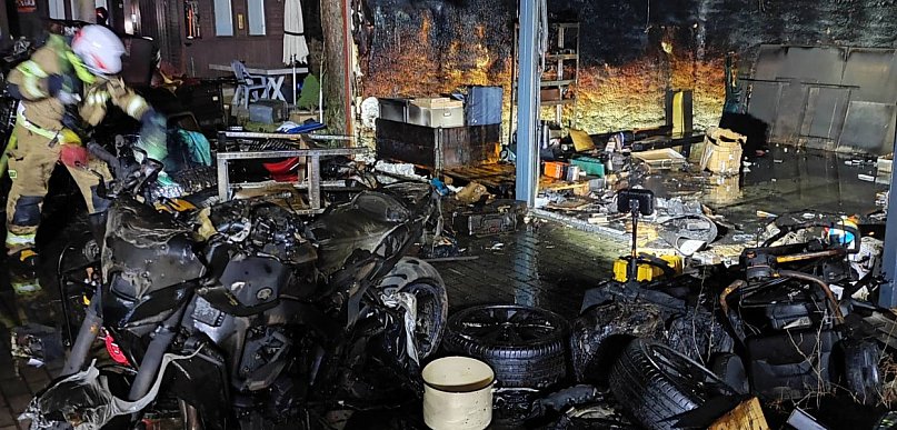 Pożar garażu w Komornicy. Spłonęło wyposażenie, ogniem zajął się też motocykl