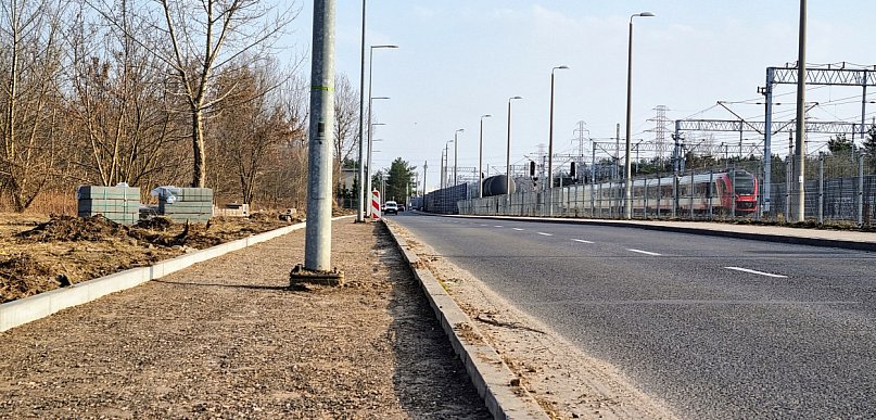 Legionowo: Słupy na środku nowej ścieżki rowerowej? Ratusz tłumaczy inwestyc...