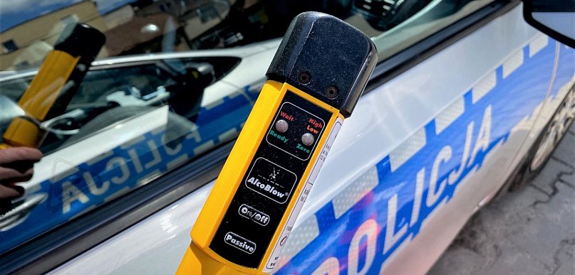 Jabłonna: Pijany kierowca zajechał do sklepu po alkohol. Wezwali policję