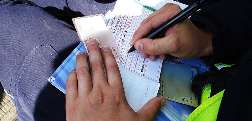 Dębe: Zderzenie trzech osobówek na DW632