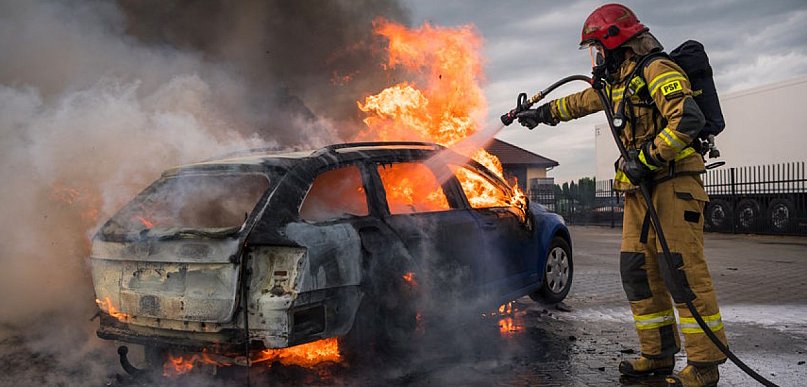 Wierzbica: Auto zapaliło się w czasie jazdy. Spłonęło prawie doszczętnie