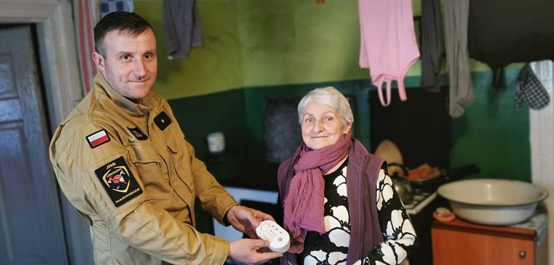 OSP i PSP wspólnie dla bezpieczeństwa. Czujki czadu i dymu trafiły do mieszk...