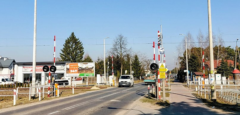 Michałów-Reginów: Trzy auta zderzyły się na DW632 przed przejazdem kolejowym