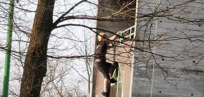 Legionowo: Wieżę na stadionie zabezpieczą płytami. Chodzi o bezpieczeństwo