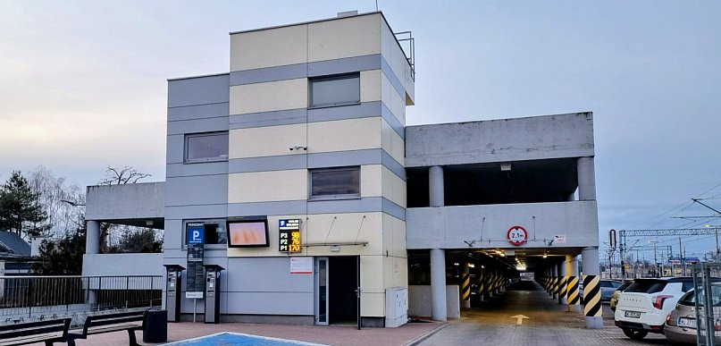 Parking przy dworcu w Legionowie do rozbudowy? Miasto analizuje możliwości