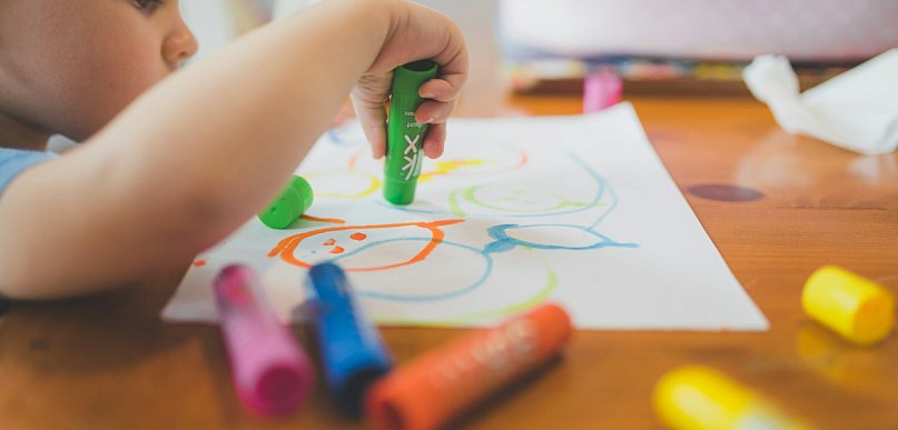 Apel o zakaz zdjęć dzieci w sieci. MEN przyznaje: ryzyko jest poważne