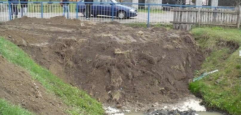 Skandal wodny. Kto odpowiada za zasypanie Rowu Jabłonowskiego?