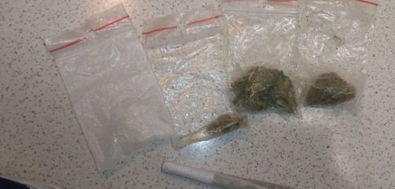 Jabłonna : 42-latek zatrzymany z narkotykami. Był poszukiwany