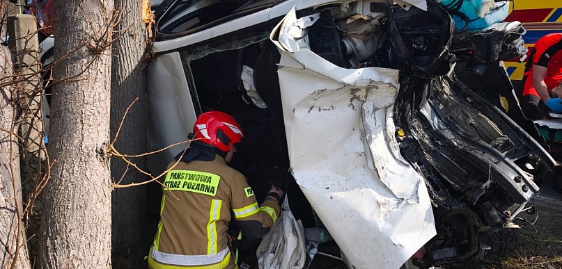 Groźne zdarzenie w Łajskach. Kierowca zakleszczony w aucie