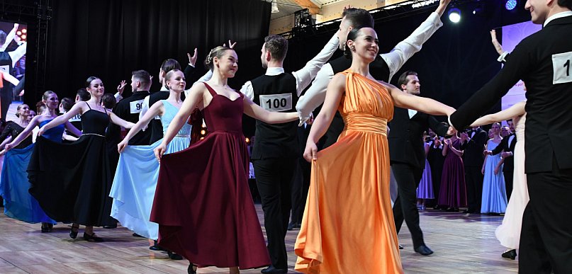 Barwne stroje i polskie tańce narodowe. „Mazur 2026” w Wieliszewie