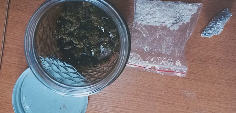 Policjanci zatrzymali poszukiwanego. Odpowie też za posiadanie narkotyków