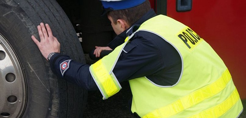 Uszkodzony autokar miał zawieźć dzieci na wycieczkę. Surowy mandat dla...