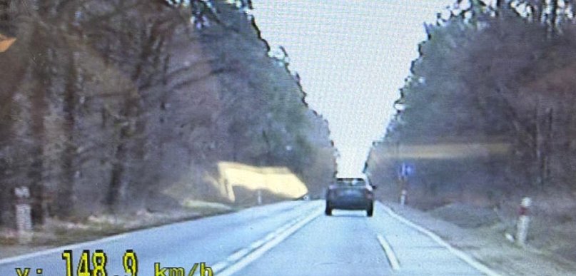 Nieoznakowany radiowóz policji w akcji. Piraci drogowi zatrzymani na DW632...