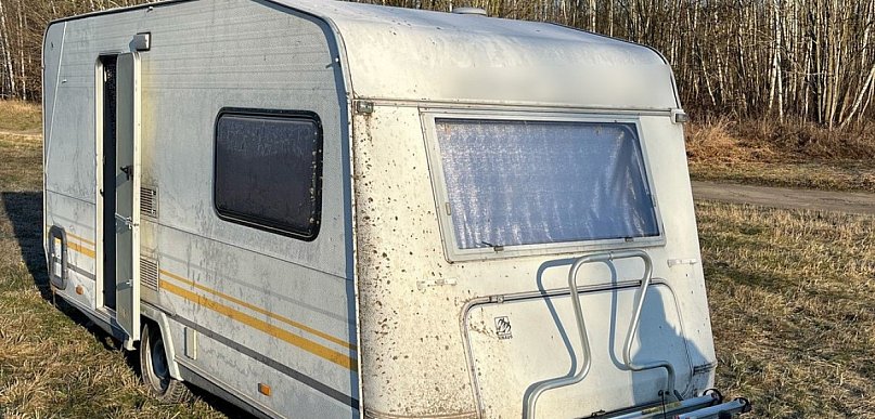 Tragiczne odkrycie w przyczepie kempingowej. W środku znaleziono ciało 43-latka