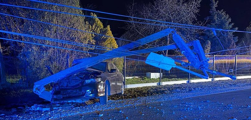 Stanisławowo: Pijany 17-latek zakończył jazdę na słupie. Nie miał prawa jazdy