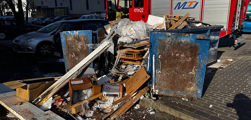 Poranny pożar w Legionowie. W pobliżu Carrefoura palił się kon...