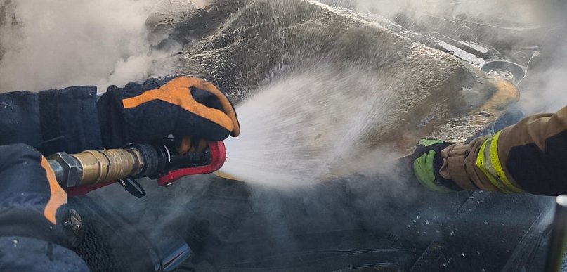 Legionowo: Pożar jaguara przy Wyszyńskiego. Ogień pojawił się pod maską pojazdu