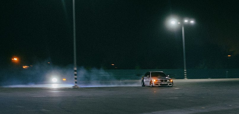 Nowe przepisy już obowiązują. Za drift min. 1500 zł i trzy miesiące bez prawka