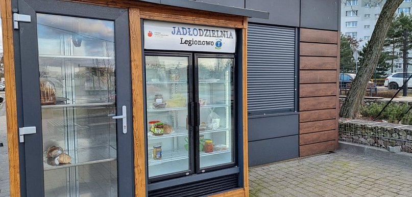 Przypominamy o jadłodzielni w Legionowie. Lodówki stoją na „Moim Rynku”