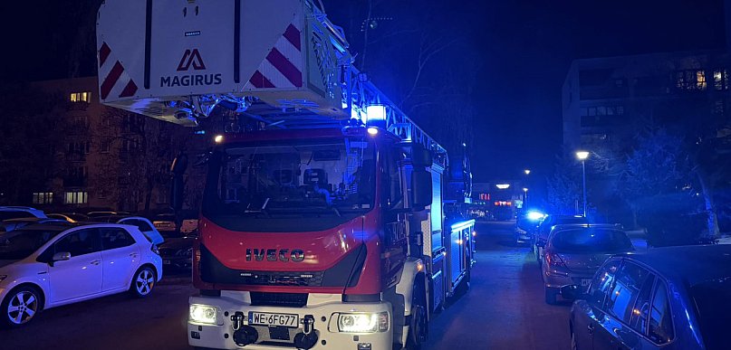 Legionowo: Ogień w 11-piętrowym bloku. Interweniowały trzy zastępy strażaków