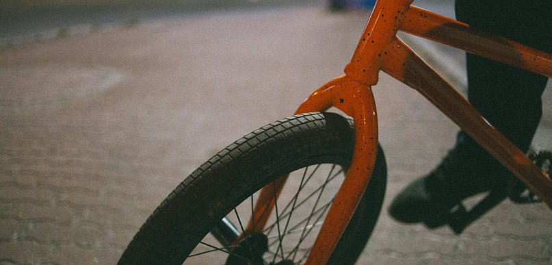 Pechowy finał rowerowej przejażdżki w Chotomowie. Interweniowała straż