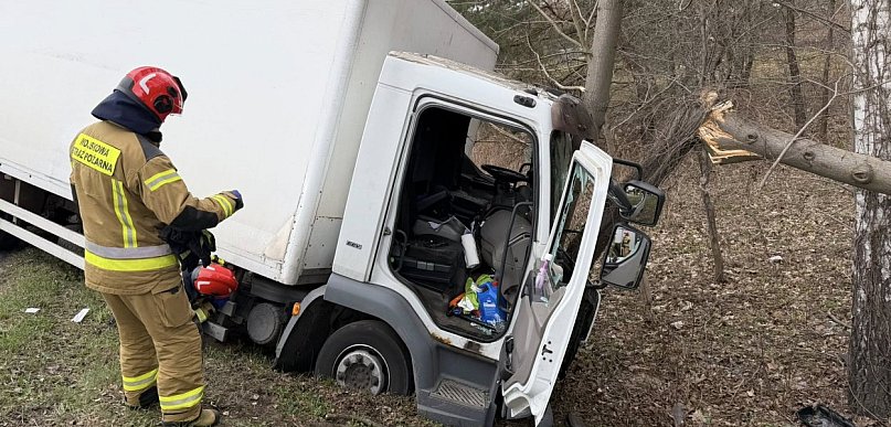 Kolizja w Nieporęcie. Na DW631 ciężarówka uderzyła w drzewa