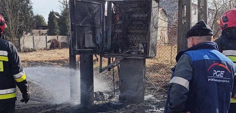 Pożar transformatora w Białobrzegach. Akcja strażaków w jednostce wojskowej