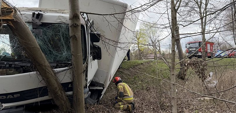 To zły stan opony był przyczyną kolizji. Kierowca DAF-a ukarany wysokim...