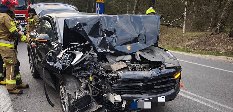 Nieporęt: Na DW631 dostawcze iveco zderzyło się z porsche