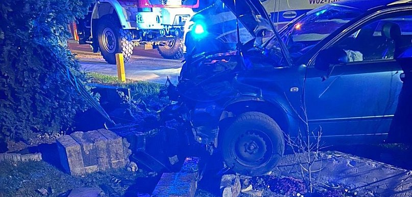 Janówek Pierwszy: Audi staranowało ogrodzenie. Kierowca uciekł