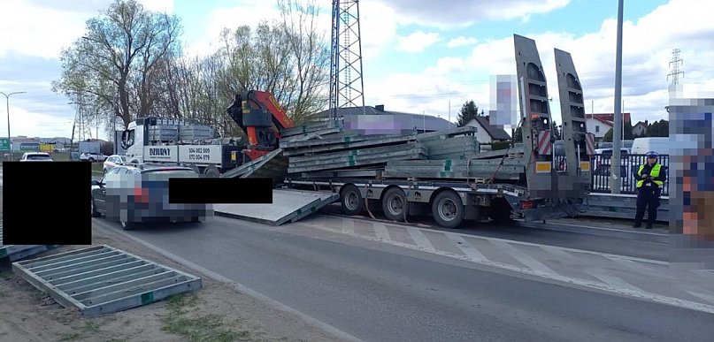 Po gwałtownym hamowaniu z ciężarówki spadł ładunek. Groźna sytuacja na DW633...