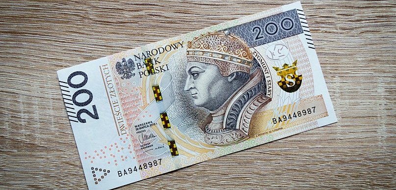 Państwo dopłaca 240 zł. Pieniądze właśnie trafiają na konta Polaków