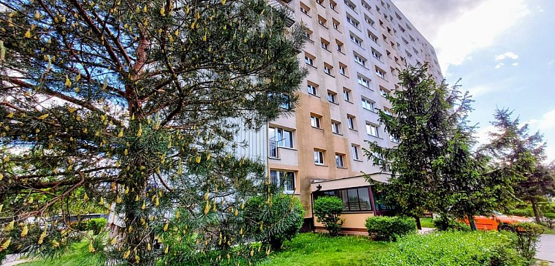 Legionowo: Akcja służb przy Norwida. Strażacy wyważyli drzwi do mieszkania