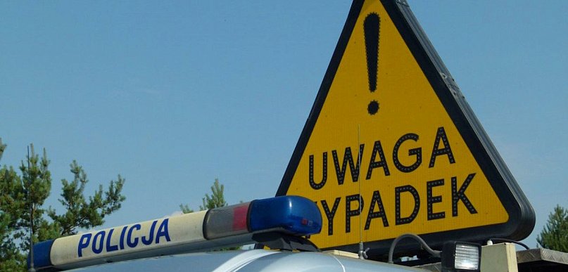 Karolino: Kolizja na DK61. Renault dachowało w rowie