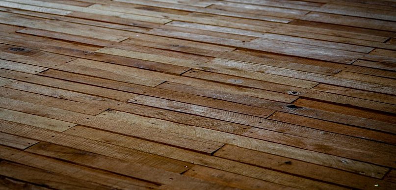 Parkiet a zmiany temperatury – jak drewno reaguje na sezon grzewczy?
