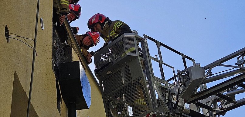 Józefów: Zapaliła się elewacja szkoły. Ewakuowano blisko 300 uczniów