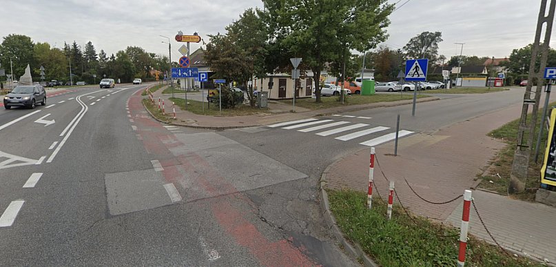 Jabłonna: Zderzenie osobówki z motocyklem przy Biedronce