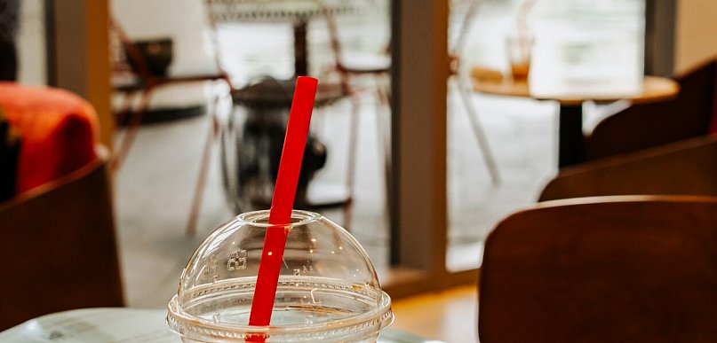 Plastikowe słomki wciąż w użyciu. Wykorzystują lukę w przepisach