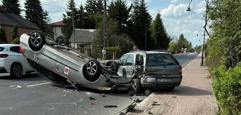 Nieporęt: Uderzył w zaparkowanego fiata i dachował. 79-latek ukarany mandatem