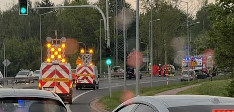 Motocyklista zginął po uderzeniu w bariery. Tragiczny wypadek na DK61