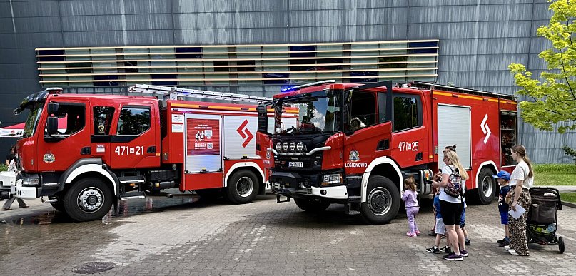 Legionowo: Przed Areną mieszkańcy spotkali się ze służbami