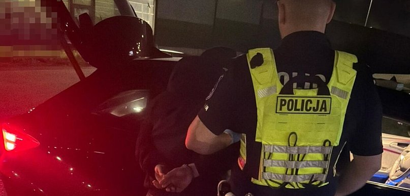 Jabłonna: Uderzył w krawężnik i urwał koło. Kierujący skodą był pijany...