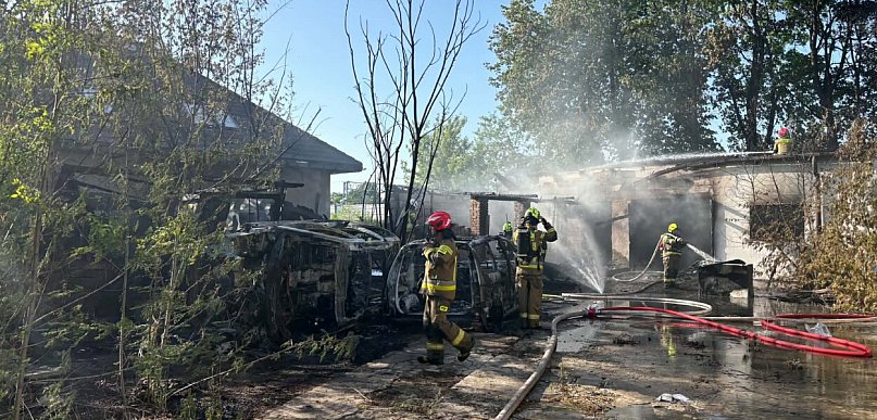 Legionowo: Kłęby czarnego dymu nad miastem. Ogień strawił garaże i dwa samochody