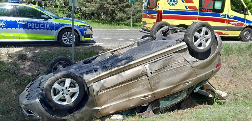 Gmina Serock: Wymuszenie pierwszeństwa na DK62. Mercedes dachował w rowie