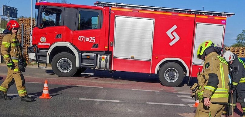 Kolizja na ul. Miłej w Serocku. Zderzyły się bus i samochód osobowy