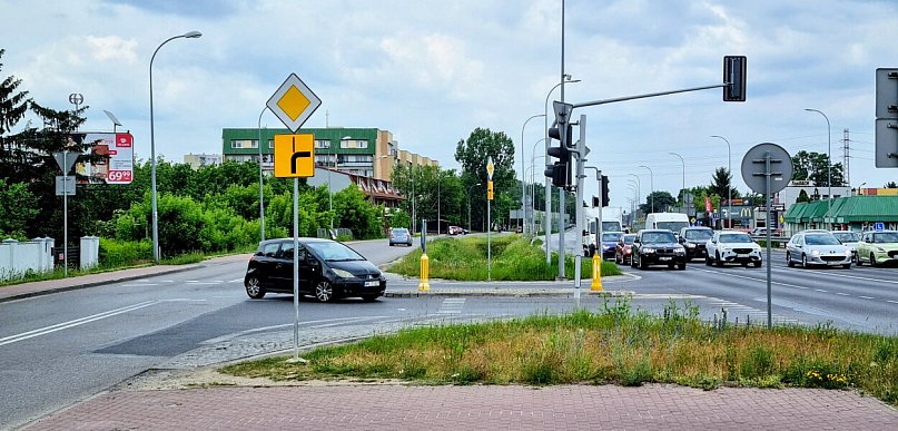Jabłonna: Zderzenie czterech aut przy Lidlu. Jedna osoba trafiła do szpitala