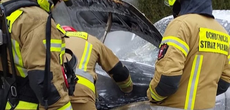 Legionowo: Pożar chryslera przy ul. Senatorskiej. Ogień objął komorę silnika